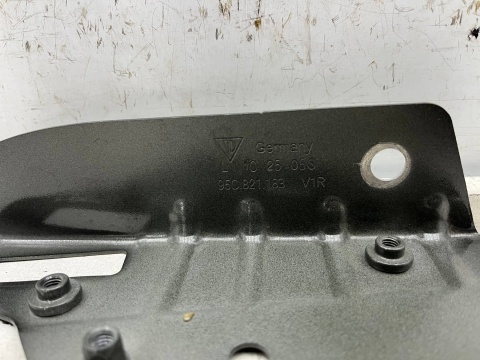 Mocowanie błotnika Porsche Macan II 95c 24r.- lewe przednie mocowanie błotnika wspornik podpora lewy przód 95c821183