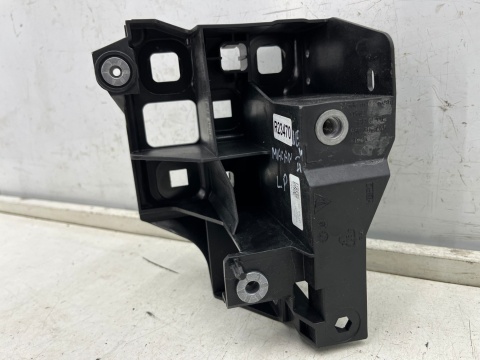 Pas przedni Macan II 95c 24r.- lewe przednie mocowanie chłodnic łącznik pasa wspornik zaczep lewy przód 95c805445