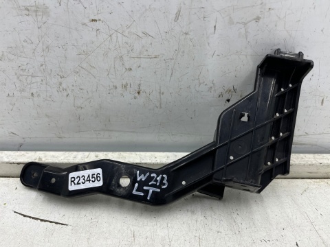 Ślizg Mercedes w213 E-klasa 16-23r. lewe tylne mocowanie wspornik końcówki wydechu zderzaka lewy tył a2138850014
