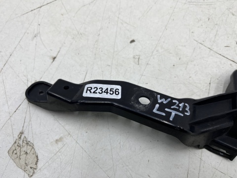 Ślizg Mercedes w213 E-klasa 16-23r. lewe tylne mocowanie wspornik końcówki wydechu zderzaka lewy tył a2138850014