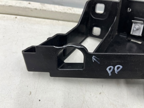 Ślizg Porsche Cayenne III 9y LIFT 23r.- prawe przednie mocowanie reflektora okular wspornik pasa pod lampę prawy przód