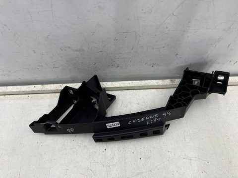 Ślizg Porsche Cayenne III 9y LIFT 23r.- prawe przednie mocowanie reflektora okular wspornik pasa pod lampę prawy przód