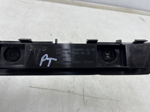 Ślizg Tesla Model 3 17r.- NOWE prawe tylne mocowanie zderzaka wspornik uchwyt prawy tył NOWY ORYGINALNY 1083991