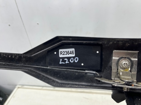 Zamek klapy bagażnika Mitsubishi L200 06r.- przycisk tylnej szyby zabudowy Road Ranger mechanizm BEZ KLUCZA