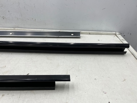 Zawias drzwi Renault Trafic III Talento NV300 Primastar II Vivaro B 14r.- prowadnica szyna prawych drzwi bocznych KPL