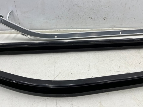 Zawias drzwi Renault Trafic III Talento NV300 Primastar II Vivaro B 14r.- prowadnica szyna prawych drzwi bocznych KPL