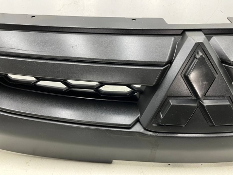 Atrapa Mitsubishi L200 5 V 19r.- grill przednia maskownica zderzaka znaczek 7450B264
