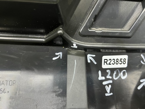 Atrapa Mitsubishi L200 5 V 19r.- grill przednia maskownica zderzaka znaczek 7450B264