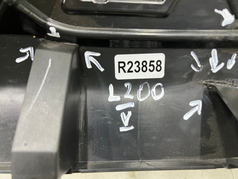 Atrapa Mitsubishi L200 5 V 19r.- grill przednia maskownica zderzaka znaczek 7450B264