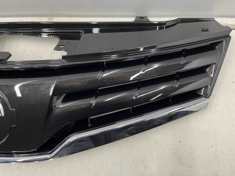 Atrapa Nissan Note E11 1 I 09-13r. Lift grill przednia maskownica zderzaka znaczek nowa oryginalna 62310BH00H