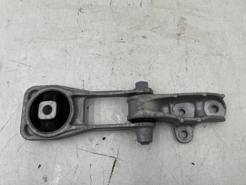 Poduszka skrzyni biegów Toyota Yaris Cross 20r.- mocowanie łapa silnika