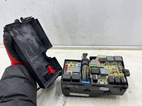 Skrzynka bezpieczników Ford C-Max MK2 Focus MK3 Kuga MK2 Volvo V40 12-19r. 1.6 TDCi moduł av6t-14a067-ac dm5t-14k733-ftb