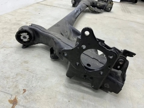 Belka zawieszenia Mazda 3 IV BP 2019r.- tylna oś wózek ORYGINAL