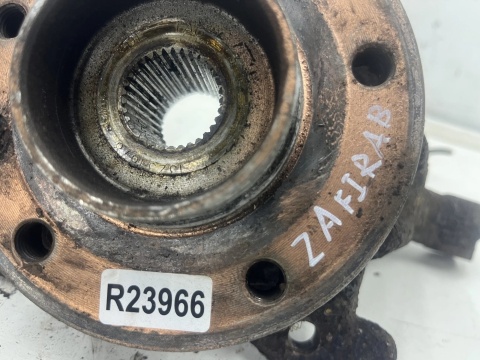 Zwrotnica Opel Zafira B 05-14r. 1.9 CDTI lewy przód piasta