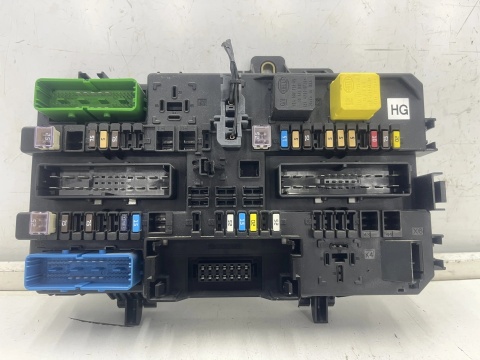 Skrzynka bezpieczników Opel Zafira B 05-14r. 13206759 moduł BSI