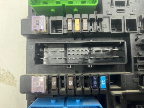 Skrzynka bezpieczników Opel Zafira B 05-14r. 13206759 moduł BSI