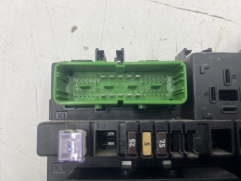 Skrzynka bezpieczników Opel Zafira B 05-14r. 13206759 moduł BSI
