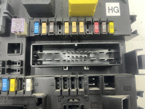 Skrzynka bezpieczników Opel Zafira B 05-14r. 13206759 moduł BSI