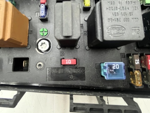 Skrzynka bezpieczników Opel Zafira B Astra H 05-14r. moduł BSI 13206754