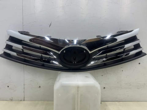 Atrapa Toyota Corolla E180 11 XI 13-16r. Przedlift grill przednia maskownica zderzaka znaczek nowa oryginalna 53111-02790