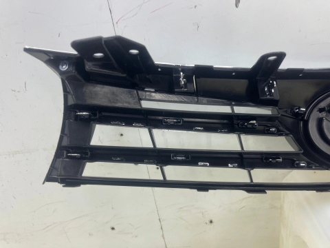 Atrapa Toyota Corolla E180 11 XI 13-16r. Przedlift grill przednia maskownica zderzaka znaczek nowa oryginalna 53111-02790