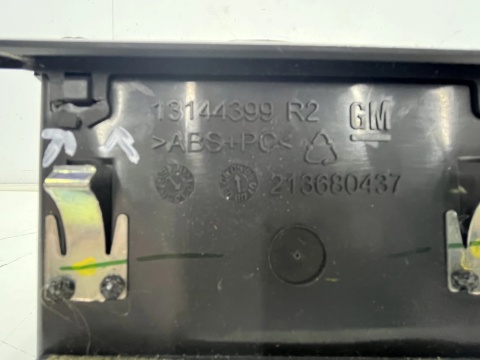 Kratka nawiewu Opel Zafira B 05-14r. prawa pasażera boczna nadmuchu deski