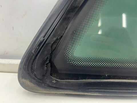 Szyba boczna Opel Zafira B 05-14r. lewy tylny trójkąt karoseryjna 13123939