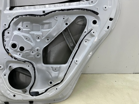 Drzwi Mazda 2 Hybrid Toyota Yaris 4 IV XP21 20r.- prawe tylne prawy tył