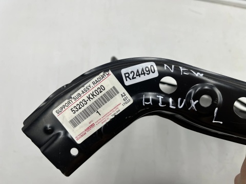 Pas przedni Toyota Hilux 15-26r. lewy przedni okular reflektora ślizg wzmocnienie 53203-KK020