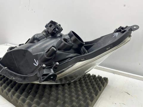 Lampa reflektor Toyota Verso-S Ractis II 10-17r. prawa przednia Europa prawy przód