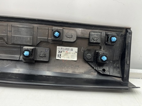 Listwa Mazda CX-60 CX60 22r.- prawa przednia dolna nakładka drzwi prawy przód