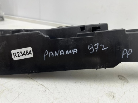 Ślizg Panamera III 972 976 23r.- PRAWE przednie mocowanie reflektora okular wspornik pasa pod lampę prawy przód 976807348a