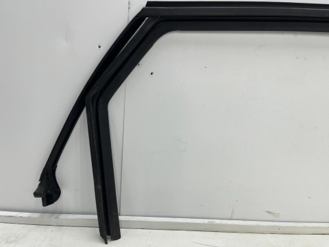 Uszczelka Peugeot 3008 2 II p84e Citroen C5 Aircross 16-24r. guma prawych tylnych drzwi prawy tył listwa 9811246780