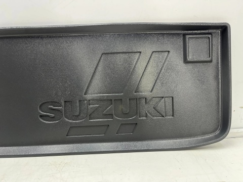Wykładzina Suzuki Jimny 3 III 00-12r. plastikowa wanna bagażnika wycieraczka 99000-99023-751