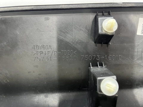 Listwa Toyota Corolla Cross 20r.- prawa przednia dolna nakładka drzwi prawy przód 75731-16820 75073-16010