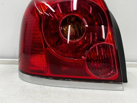 Lampa Toyota Avensis 2 II T25 LIFT 06-09r. HB sedan NOWA lewa tylna EU Oryginalna w błotnik lewy tył 81561-05130