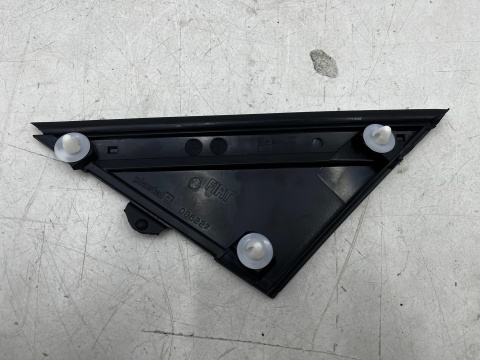 Listwa Fiat 500 07-24r. prawy przedni trójkąt szyby drzwi 735455791