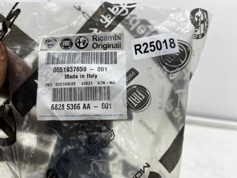 Ślizg Fiat 500X 14-24r. lewe tylne mocowanie zderzaka lewy tył 51937659