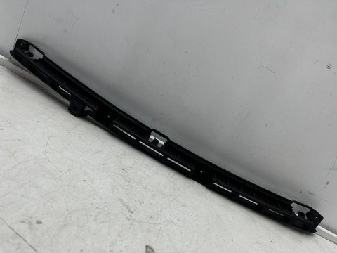 Ślizg Opel Meriva B 10-17r. tylne środkowe mocowanie zderzaka wspornik uchwyt tył ORYGINALNY 13268261