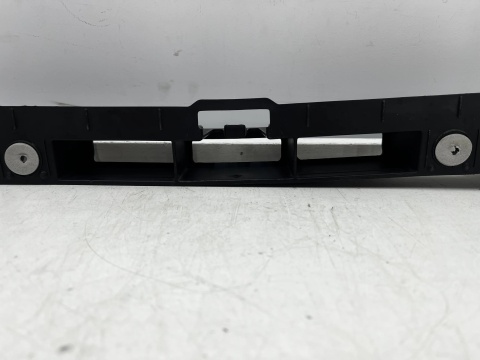 Ślizg Opel Meriva B 10-17r. tylne środkowe mocowanie zderzaka wspornik uchwyt tył ORYGINALNY 13268261