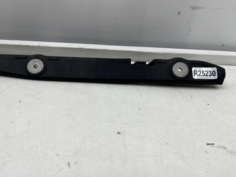 Ślizg Opel Zafira B 05-14r. tylne środkowe mocowanie zderzaka wspornik uchwyt tył ORYGINALNY 13157605