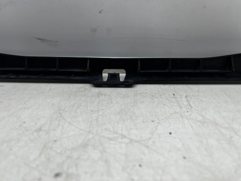 Ślizg Opel Zafira B 05-14r. tylne środkowe mocowanie zderzaka wspornik uchwyt tył ORYGINALNY 13157605