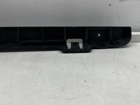 Ślizg Opel Zafira B 05-14r. tylne środkowe mocowanie zderzaka wspornik uchwyt tył ORYGINALNY 13157605