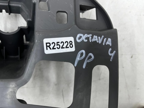 Ślizg Skoda Octavia 4 IV 19-24. PRAWE przednie mocowanie atrapy zderzaka wspornik uchwyt prawy przód 5e3807056