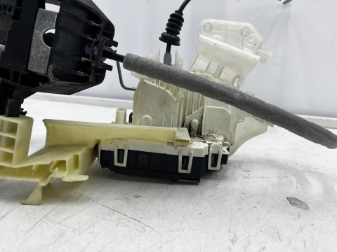 Zamek drzwi Mercede CLS W218 C218 10-18r. prawy przedni zamek drzwi 4 pin a2047203035