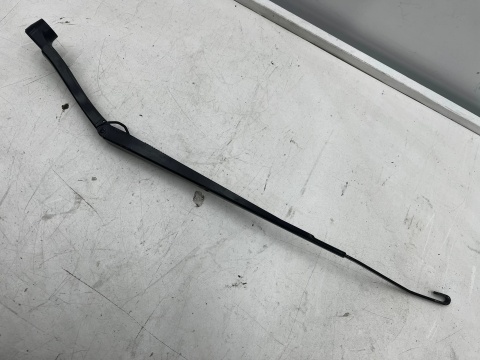 Ramię wycieraczki Opel Insignia A 08-17r. prawa strona pasażera prawy przód 13227399