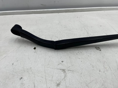 Ramię wycieraczki Opel Insignia A 08-17r. prawa strona pasażera prawy przód 13227399