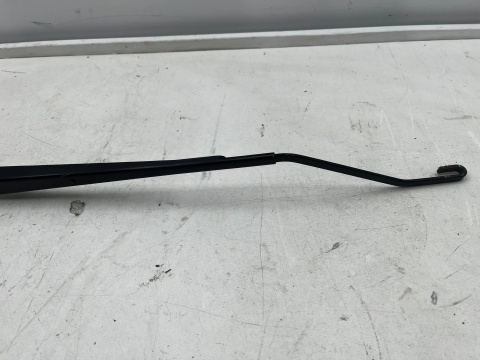 Ramię wycieraczki Opel Insignia A 08-17r. prawa strona pasażera prawy przód 13227399