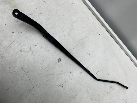 Ramię wycieraczki Opel Insignia A 08-17r. prawa strona pasażera prawy przód 13227399