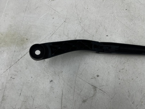 Ramię wycieraczki Opel Insignia A 08-17r. prawa strona pasażera prawy przód 13227399